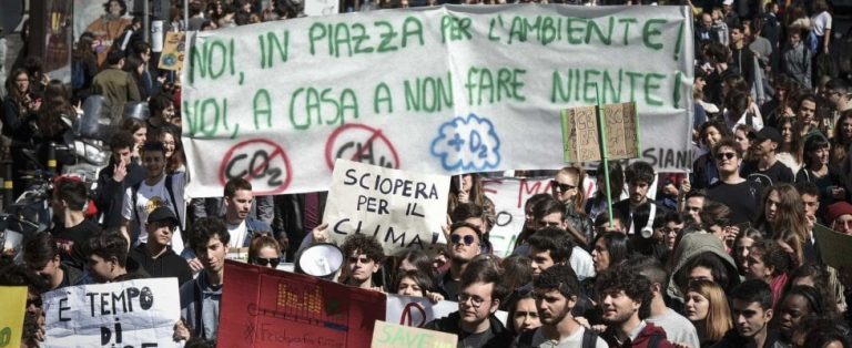 Ambiente, studenti in piazza oggi a difesa del clima