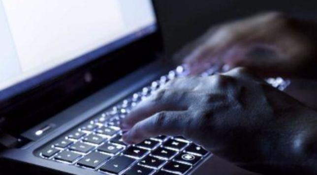 Saranno (Varese), arrestato un operaio di 48 anni: adescava minori su internet