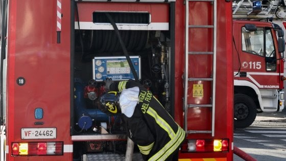 Milano, incendio in una palazzina di quattro piani: intossicate tre persone