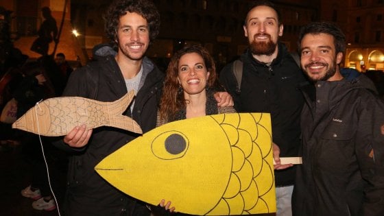 Bologna, il “Movimento delle sardine” presenta il suo manifesto contro i populisti