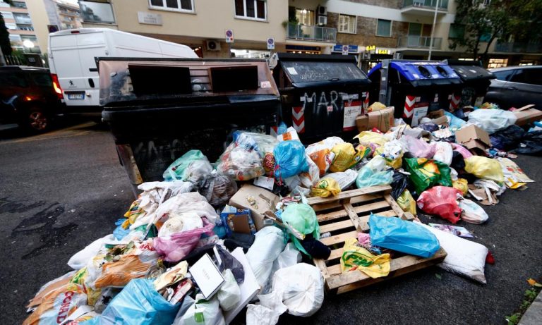 Emergenza rifiuti: i romani in strada con tuta, guanti e mascherine per pulire i marciapiedi dai sacchetti di spazzatura