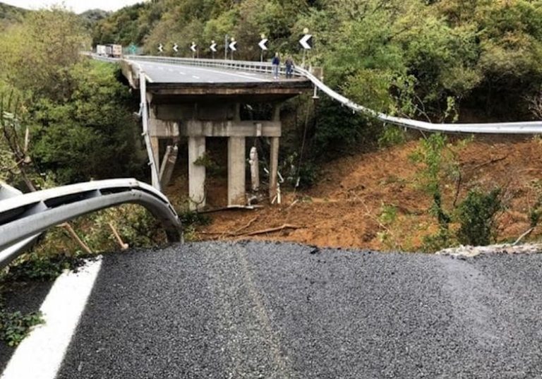 Liguria, crollo del viadotto nel savonese: ci vorranno almeno quattro mesi per ricostruirlo