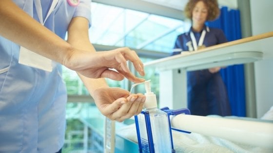 Salute, batteri resistenti: ogni anno in Italia 10mila persone muoiono in ospedale
