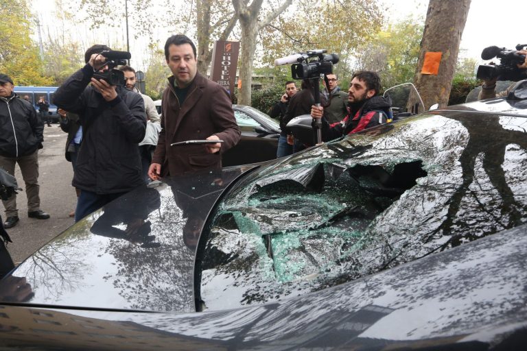 Bologna, rinviati a giudizio 20 attivisti che avevano assalito danneggiato l’auto di Matteo Salvini
