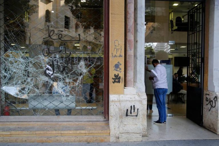 Libano, blitz di attivisti a Beirut contro le banche