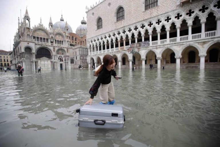 Venezia, acqua alta per tutto il week end. Ci sono almeno settanta chiese ancora allagate