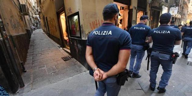 Genova, marocchino lancia una bottiglia di whisky tra la folla: salvato dal linciaggio dai vigili urbani