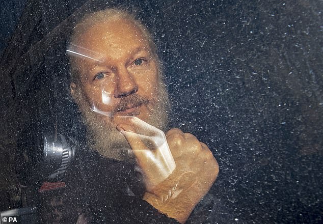 Gran Bretagna, grido d’allarme dei medici: Julian Assange rischia di morire in carcere