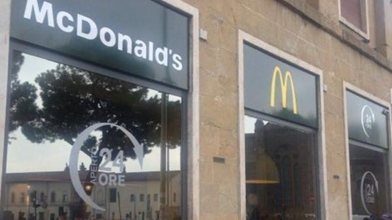 Firenze, sospesa per una settimana la licenza di un McDonald’s in piazza della Stazione