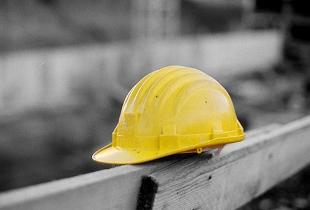 Antria (Parma), schiacciato tra l’escavatore e il muretto: muore operaio di 31 anni