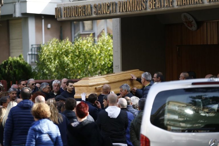 Roma, l’ultimo saluto della città al giovane Luca Sacchi:  assente ai funerali la fidanzata Anastasiya