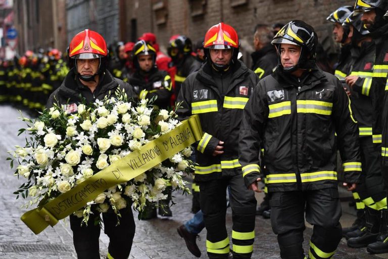 Alessandria, l’ultimo addio ai tre vigili del fuoco eroi morti nell’esplosione della cascina di Quargnento