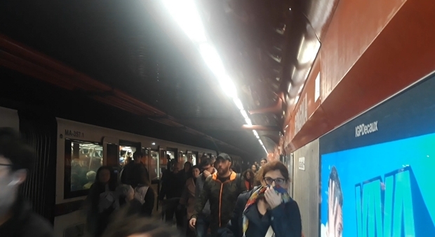 Roma, fumo per una brusca frenata, chiusa la fermata della linea A di Spagna