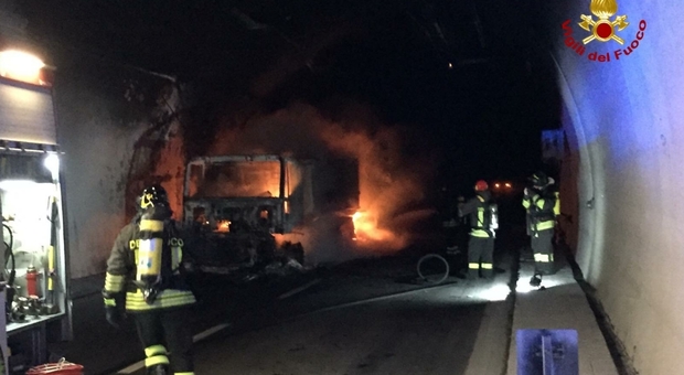 Liguria, in fiamme un tir nella galleria Fornaci: 32 persone intossicate