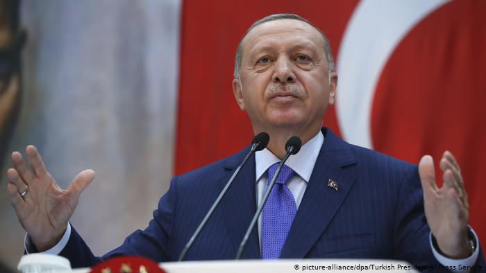 Turchia, il premier Erdogan non cede: “Espulsi tutti i foreign fighters anche se i Paesi d’origine non vogliono accettarli”