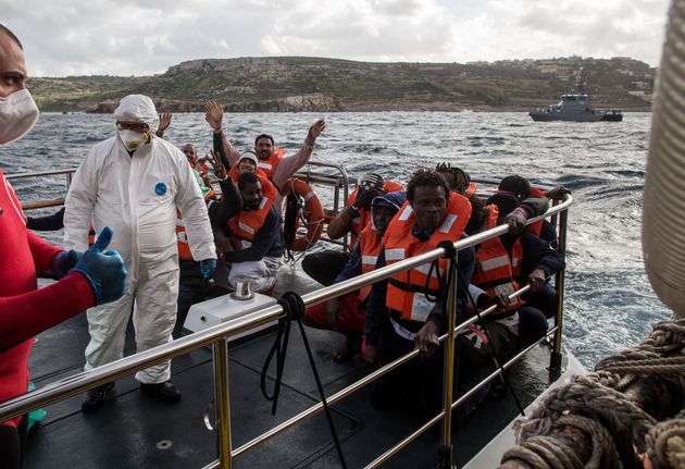 Migranti, tratte in salvo 200 persone a largo delle coste libiche