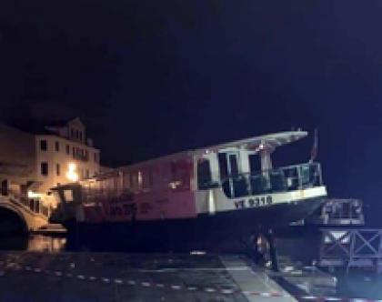 Venezia, cinque vaporetti distrutti dall’acqua alta: danni per 15-20 milioni di euro