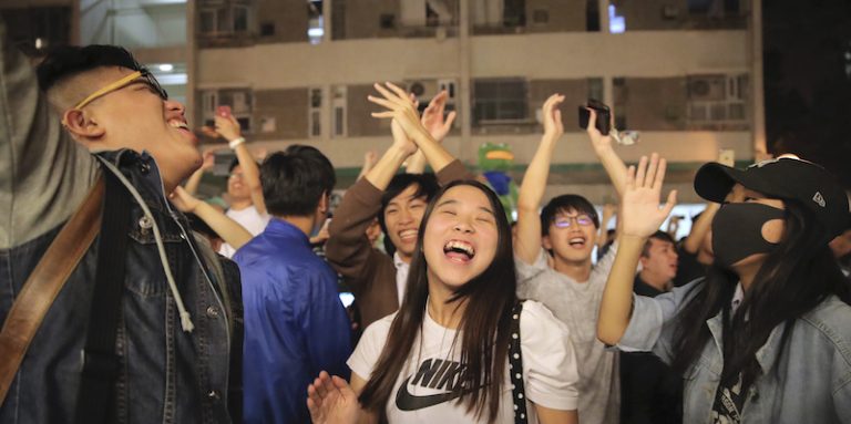 Honk Kong, alle elezioni netta vittoria del fronte antigovernativo