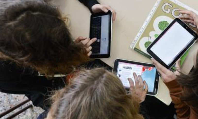 Salute, l’abuso di tablet e cellulari in tenera età “lascia segni” sul cervello