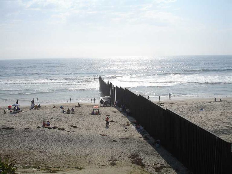 Usa, basta una sega elettrica da 100 dollari per passare il ‘muro di Trump’ al confine con la California