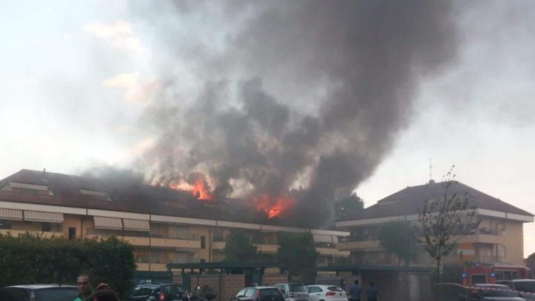 Arese (Milano), incendio in un palazzo: ferite quattro persone. Stabile evacuato