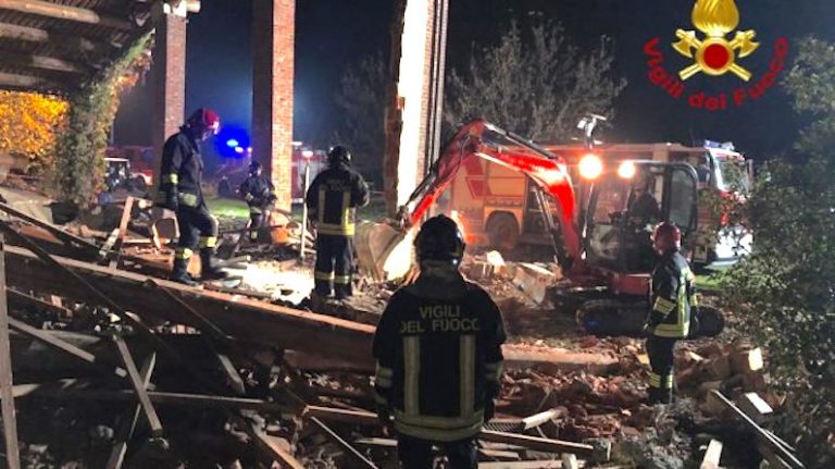 Quargnento (Alessandria), esplosione in una cascina: morti tre vigili del fuoco. La deflagrazione è dolosa: trovati fili elettrici e un timer