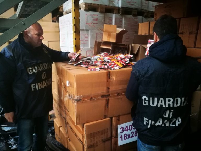 Beinasco (Torino), aveva in casa 50 chili di fuochi d’artificio: denunciato un 20enne