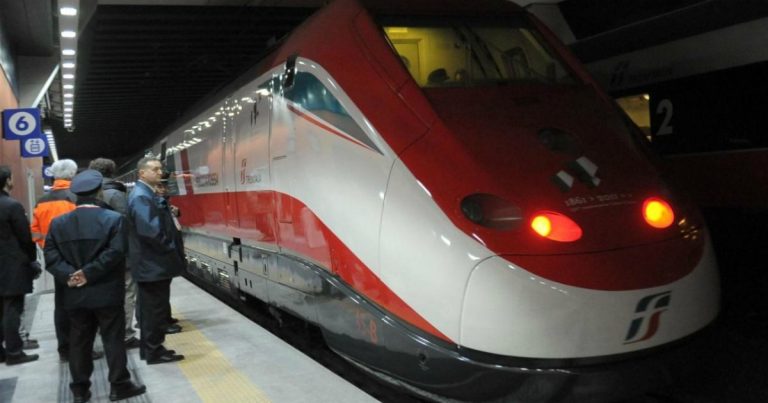 Una donna è stata accoltellata sul Frecciarossa Torino-Roma alla stazione di Bologna. Bloccato l’aggressore