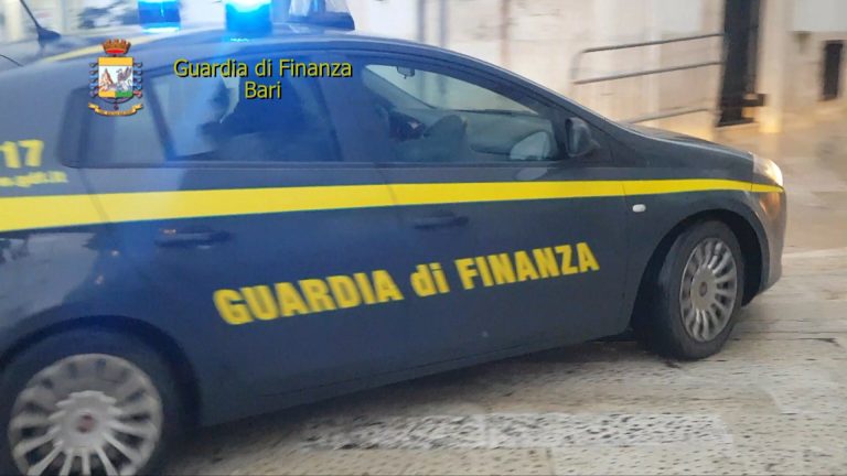 Bari, sorpresi con 51 chili di marijuana nella macchina: due in manette