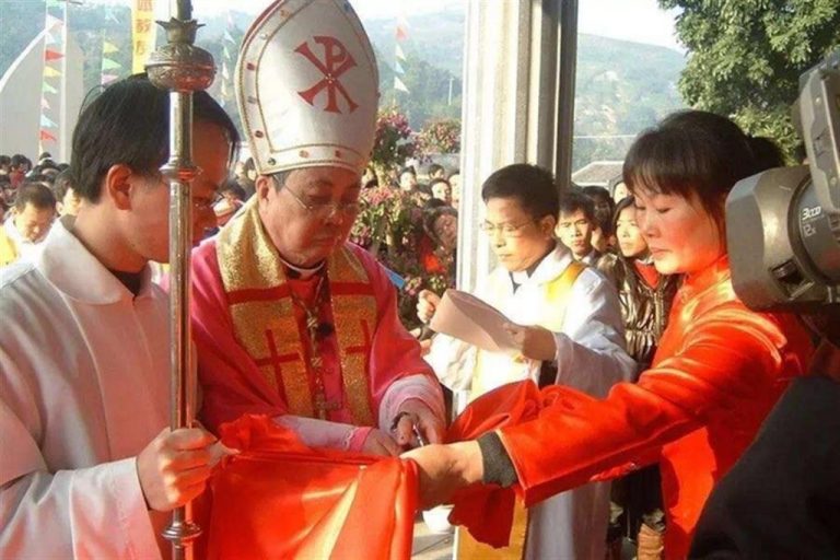 Cina, la vita da “braccato” di Monsignor Vincenzo Guo Xijin nella città di Mindong