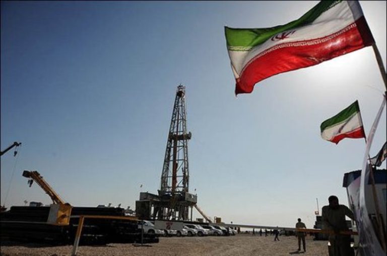 Iran, il governo raziona il petrolio e alza il prezzo