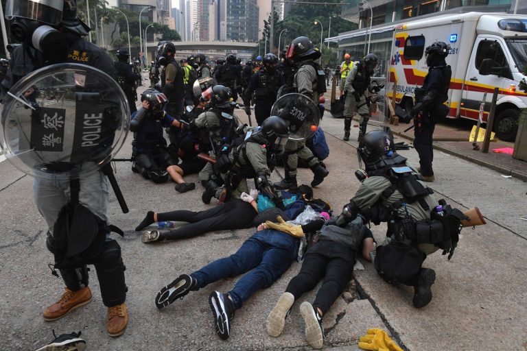 Hong Kong nel caos: rischio di insurrezione generale: centinaia di gli arresti
