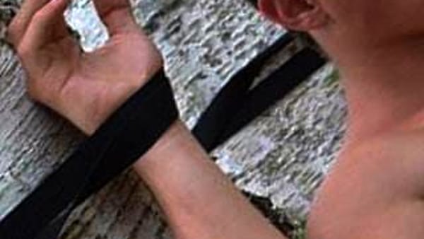 San Cipriano d’Aversa (Caserta), legano e picchiano un 31enne per foto fake sui social: tre in manette