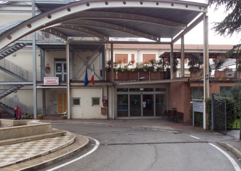 Umbertide (Perugia), spruzzato spray urticante in una corsia dell’ospedale: indagano i carabinieri