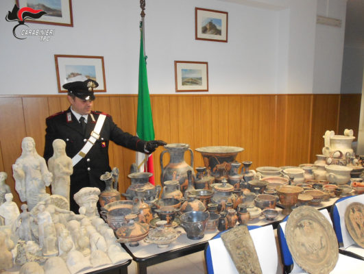 Crotone, decapitato traffico di reperti archeologici rubati: 23 persone arrestate
