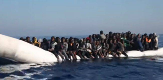 Migranti, allertata Alarm Phone per un naufragio a largo Libia: salvate 30 persone, le vittime sono almeno 67