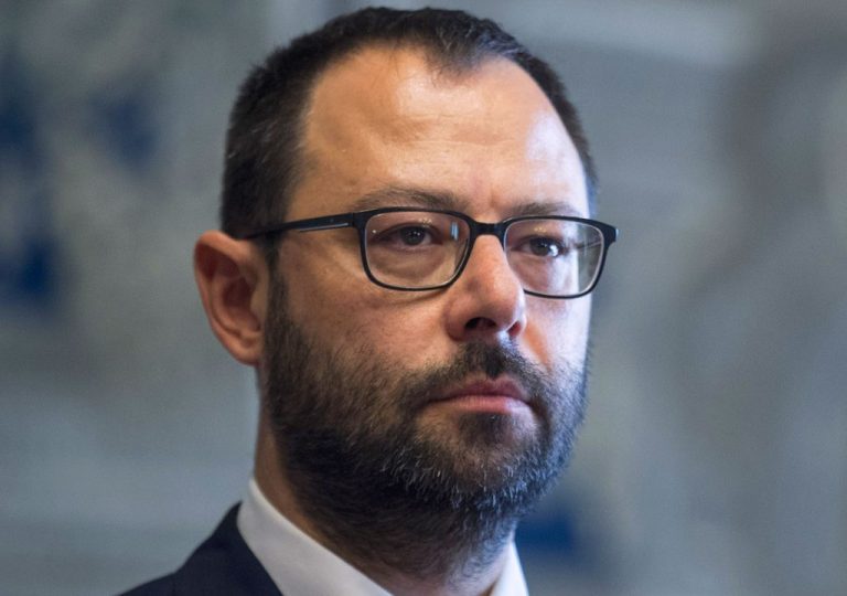 Alitalia, il ministro Patuanelli ostenta ottimismo: “Stiamo valutando diverse opzioni con attenzione”