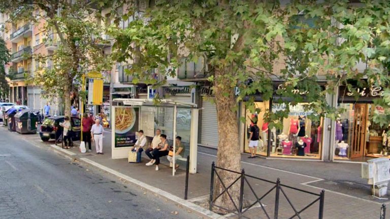 Roma, cinque persone sono state travolte mentre attendevano il bus in via Oderisi Da Gubbio. Grave una donna ricoverata in codice rosso