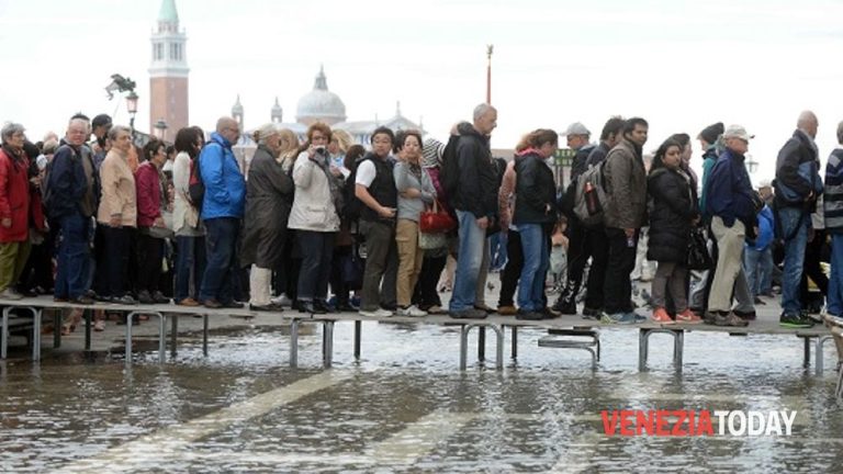Venezia, l’acqua alta si è fermata a 127 centimetri