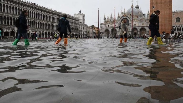 Venezia, l’acqua ha raggiunto 154 centimetri. L’area centrale della città è allagata al 70 per cento
