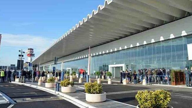 Padre violento arrestato all’aeroporto di Fiumicino: sua figlia 16enne aveva tentato il suicidio in seguito ai suoi maltrattamenti