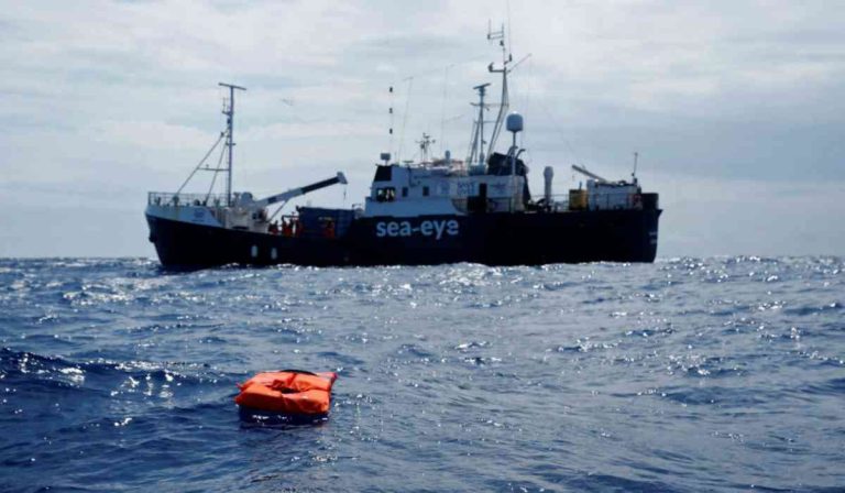 Migranti, 7° giorno senza porto per nave Alan Kurdi a pochi miglia dalle coste della Sicilia orientale
