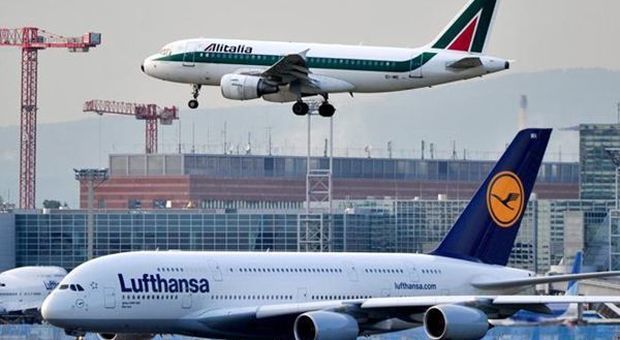 Alitalia, la tedesca Lufthansa si dice pronta ad investire a patto di una forte riduzione dei costi