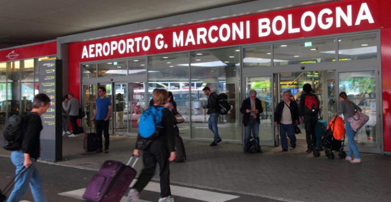Bologna, eroina nascosta nelle caramelle: arrestata 73enne greca all’aeroporto Guglielmo Marconi