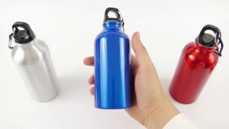 Salute, borracce per l’acqua per eliminare la plastica: curare bene l’igiene