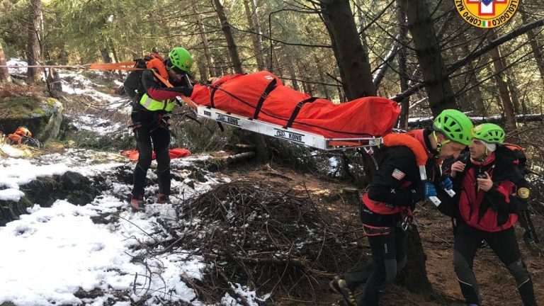 Rifugio Azzoni (Bergamo), scivola in un dirupo e trova una donna ferita: salvati entrambi dal Soccorso Alpino