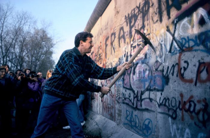 Trent’anni fa crollava il Muro di Berlino, simbolo dell’oppressione comunista: era la fine del “Secolo breve”