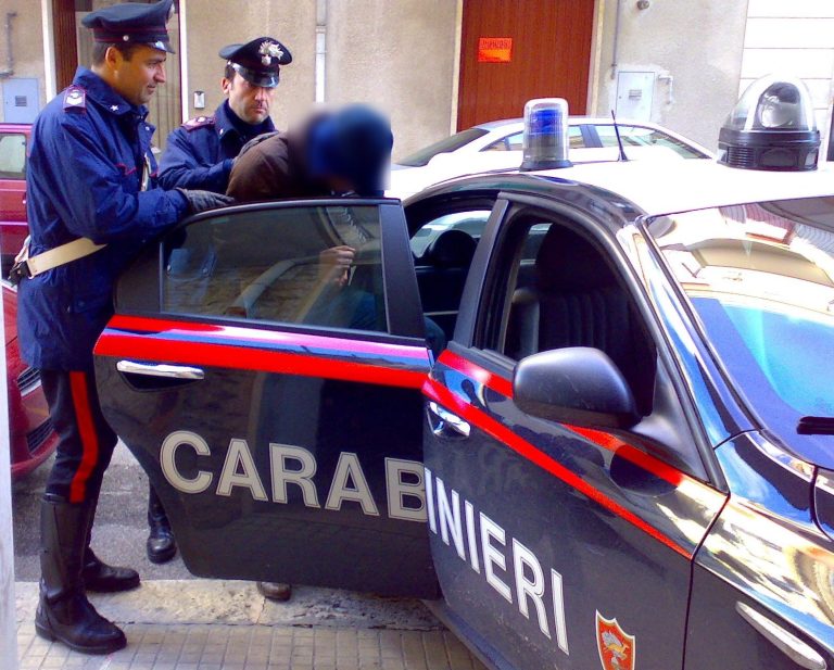 Rimini, picchiata dal marito per anni, finge di chiamare la pizzeria e invece avverte i carabinieri: arrestato l’aguzzino 40enne