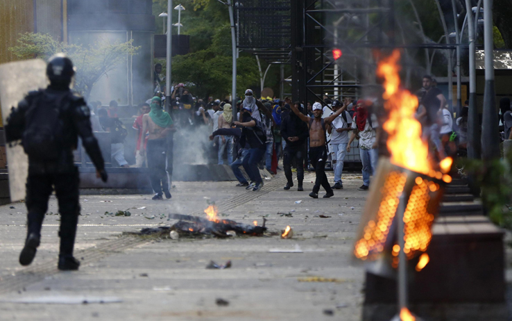 Colombia, tensioni e disordini a Bogotà: violato il coprifuoco