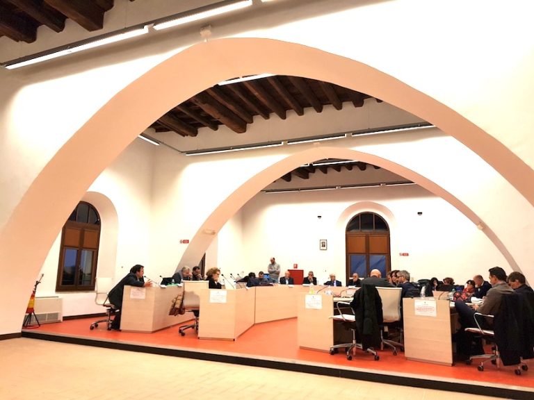 “La maggioranza non raggiunge di nuovo il numero legale”